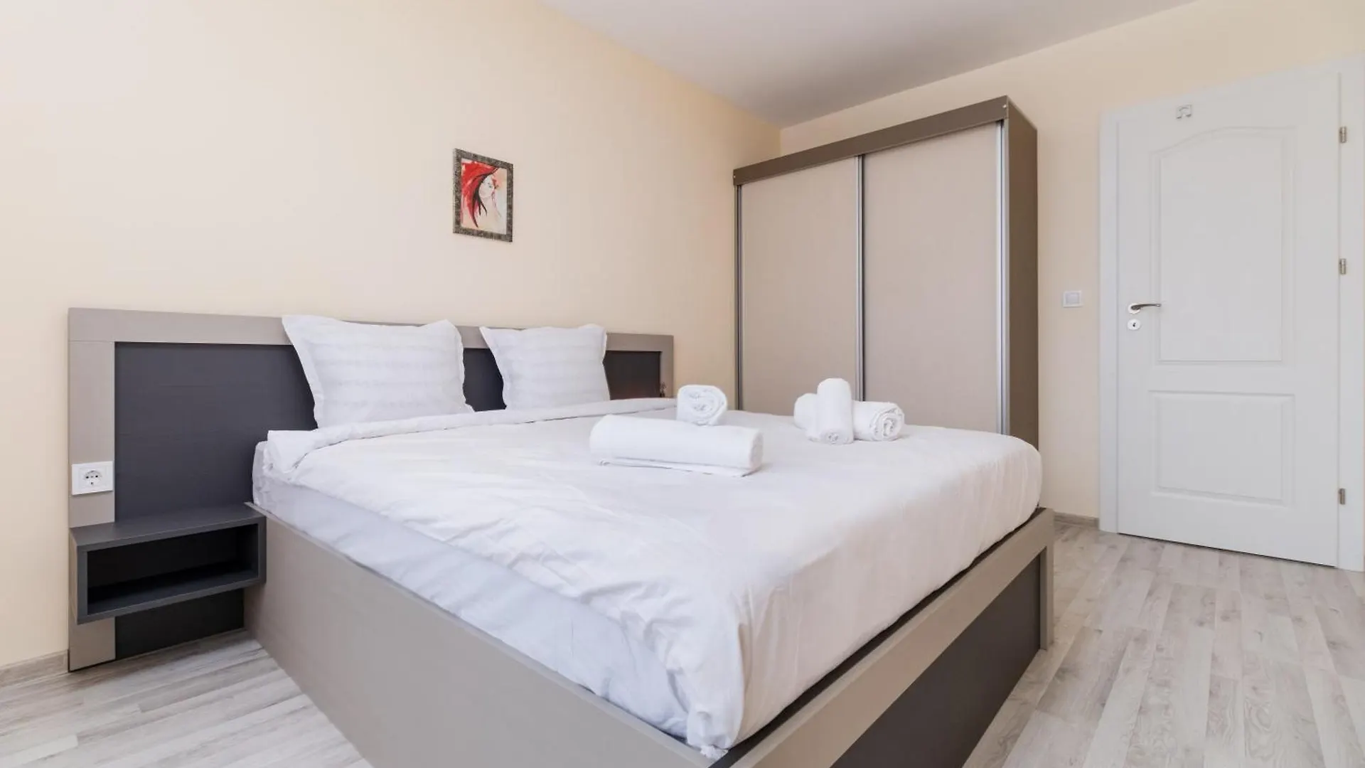 Cozy 2-Bed Apartment بلوفديف